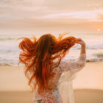 Frau mit roten Haaren